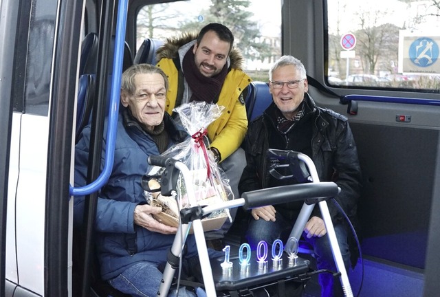 Stefan Maier ist der zehntausendste Fa...efan Maier, Sren Radigk, Michael Gb.  | Foto: Stadt Waldkirch