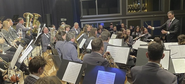 Die Stadtkapelle Ettenheim mit ihrem D... Jrgen Burmeister beim Jahreskonzert   | Foto: Bertold Obergfll