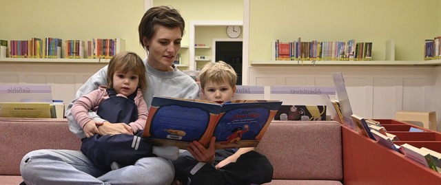 Ann-Kathrin Albicker liest im Kinderbe...ch ber die flexiblen ffnungszeiten.   | Foto:  Rasmus Peters