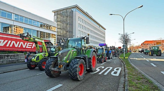 Die Traktoren-Demo vor dem Pressehaus der Badischen Zeitung  | Foto: Michael Bamberger