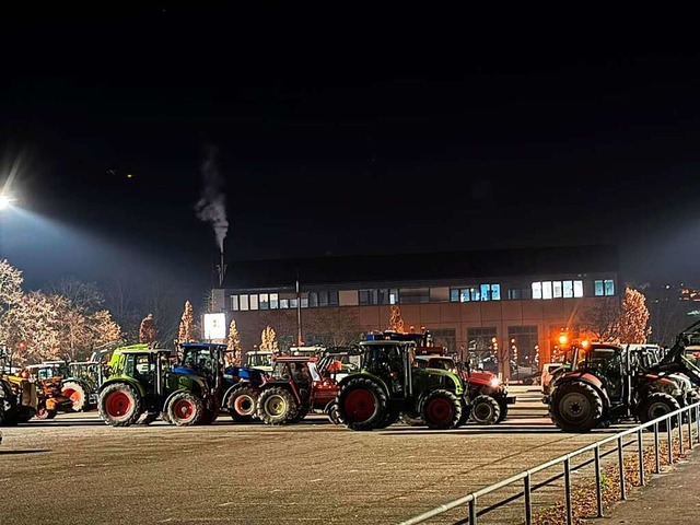 Nach dem Protest vom Montagabend treffen die Fahrzeuge am Festplatz zusammen.  | Foto: Karin Schaffhauser