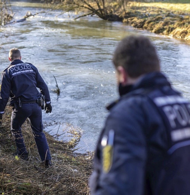 Polizisten suchen den Fluss Lauchert ab.  | Foto: Christoph Schmidt (dpa)