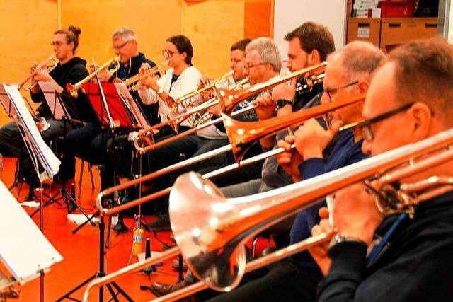Zusammen ziehen Heitersheims Musiker mit ihrem neuen Dirigenten Denis Laile alle Register