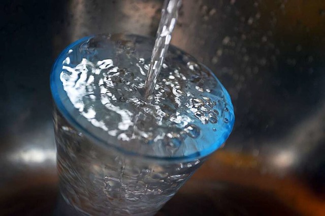 Nicht nur Trinkwasser wird in Lahr bald teurer.  | Foto: Karl-Josef Hildenbrand (dpa)