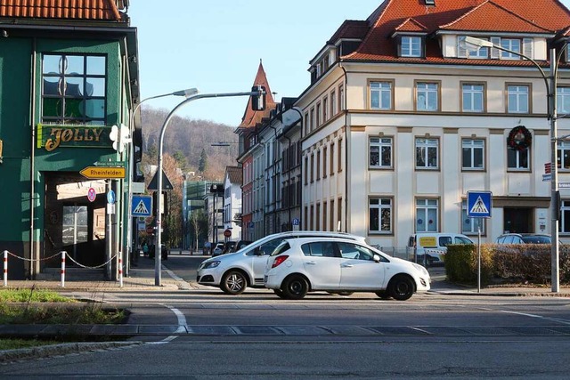 Am  Bahnbergang Baumgartnerstrae/Br...chler, die zum Campus unterwegs sind.  | Foto: Alexandra Gnzschel