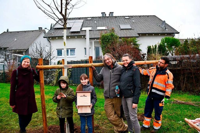 Bei der Baumpflanzaktion (von links) C...ber, Katja Schfer und Patrick Huhmann  | Foto: Heinz und Monika Vollmar