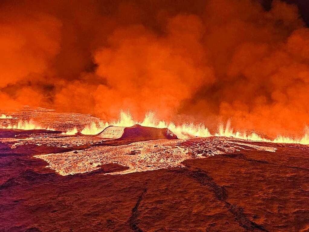 Der Riss ist Experten zufolge um ein Vielfaches lnger als bei den Ausbrchen der vergangenen Jahre auf der Halbinsel Reykjanes.