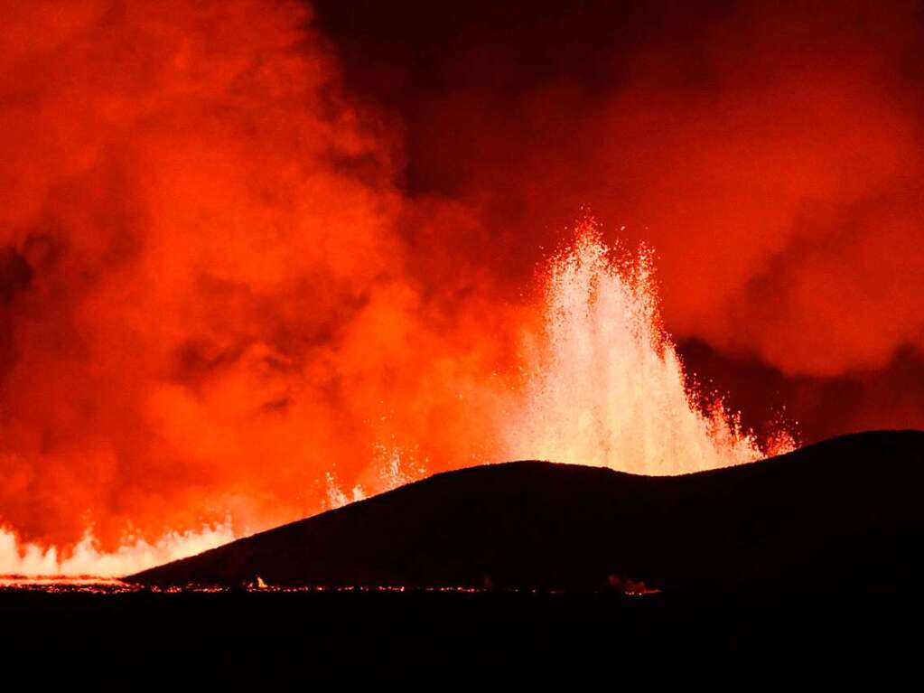 Drei Kilometer nrdlich von Grindavik schiet Lava aus einem Spalt in die Luft.