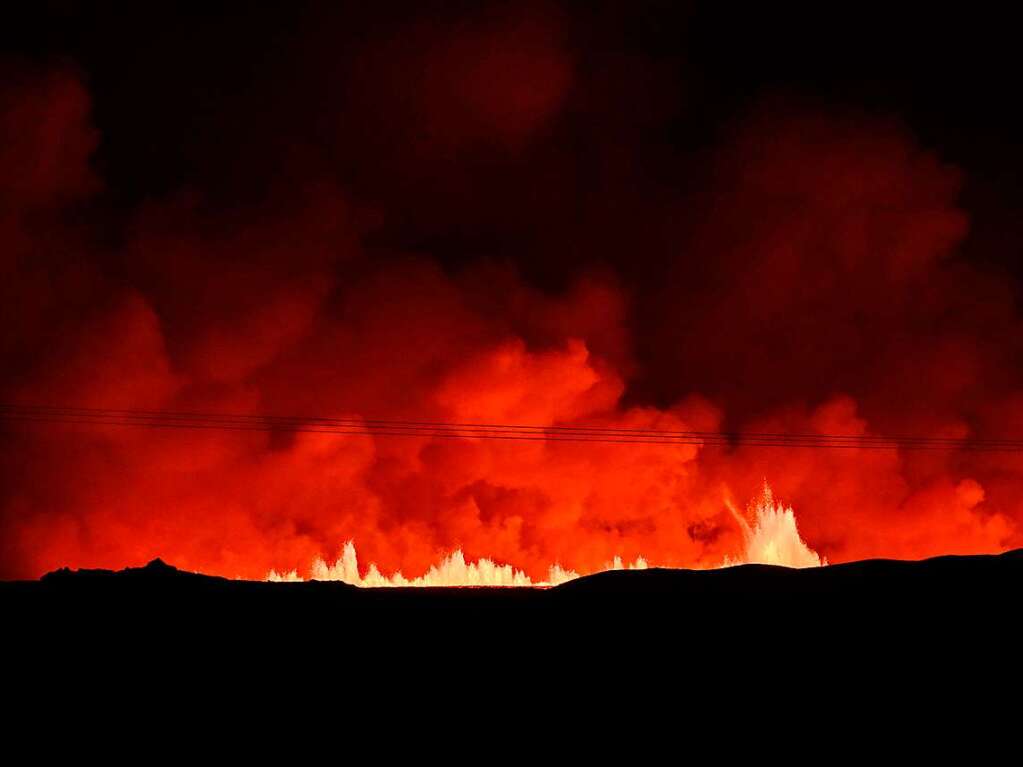 Drei Kilometer nrdlich von Grindavik schiet Lava aus einem Spalt in die Luft.