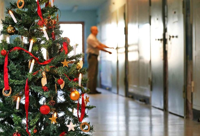 Regelmig werden in den Wochen vor Weihnachten Hftlinge frher entlassen.  | Foto: Jan Woitas (dpa)