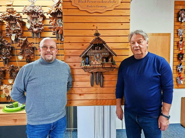 Kuckucksuhr des Jahres der Firma Hnes...chftsfhrer Wolfgang Trenkle (rechts)  | Foto: Sophie Knig