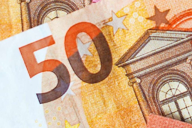 Mal eben um 50 Euro reicher ist ein dreister Trickbetrger (Symbolfoto).  | Foto: Monika Skolimowska (dpa)