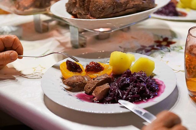 Bei einem Kochkurs in Breisach haben T... gelungenes Weihnachtsessen verraten.   | Foto: Jonas Walzberg (dpa)