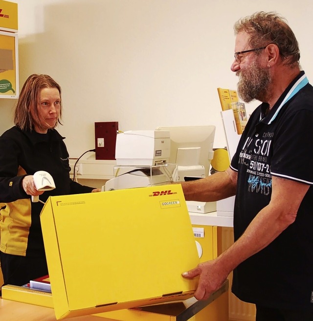 Jane Johannes (links) freut sich ber ...der neuen Postfiliale in Reichenbach.   | Foto: Wolfgang Beck