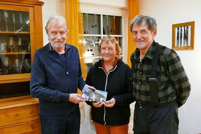 Peter Michel (links) vom Tauschring b... Sabine Schmidt und Norbert Schneider.  | Foto: Susanne Ehmann
