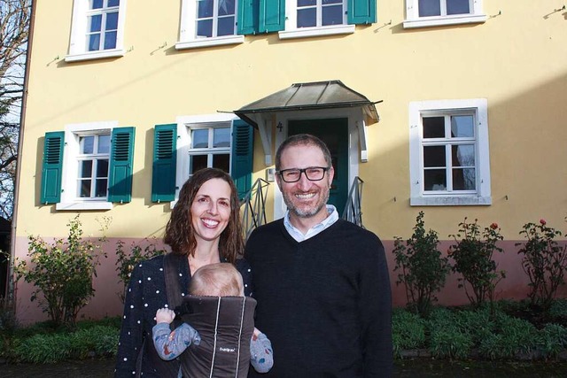 Will Stalder und seine Ehefrau Courtne... Kinder vor dem Pfarrhaus in Heuweiler  | Foto: gaf