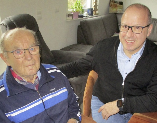 Brgermeister Patrick Weichert berbra...Geburtstag Glckwnsche und Prsente.   | Foto: Manfred Lange