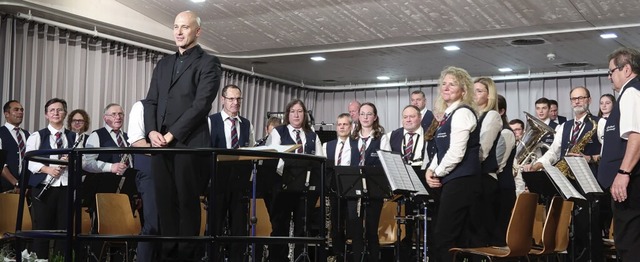 Der Musikverein Oberrimsingen und das ...mten ihr Publikum auf Weihnachten ein.  | Foto: Christine Weirich