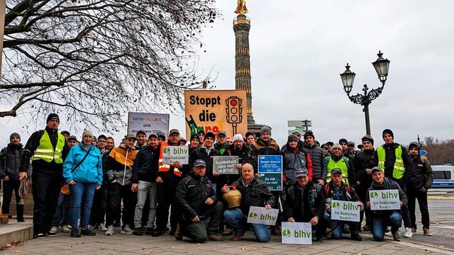 Landwirte des Badischen Landwirtschaft...trieren vor der Siegessule in Berlin.  | Foto: Christian Siebler