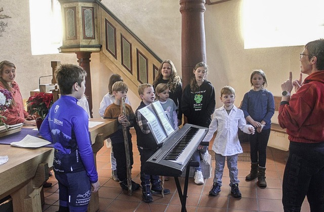 Konzentriert bei der Sache: Die Kinder...rder fr das Krippenspiel in Wieslet.  | Foto: Yvonne Rnzi