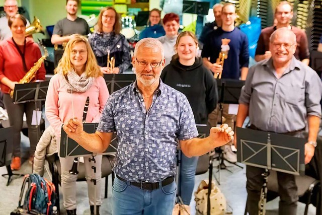 Dirigent Clemens Bche bereitet in der...e die  Musiker auf ihren Auftritt vor.  | Foto: Wolfgang Scheu