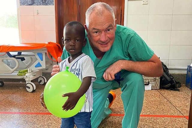 Andreas Rudolph mit einem seiner Patienten.  | Foto: Thomas Winckelmann