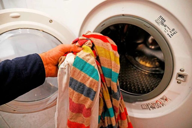Mal eben eine neue Waschmaschine kaufe... ist nicht immer mglich (Symbolfoto).  | Foto: Czaro De Luca (dpa)
