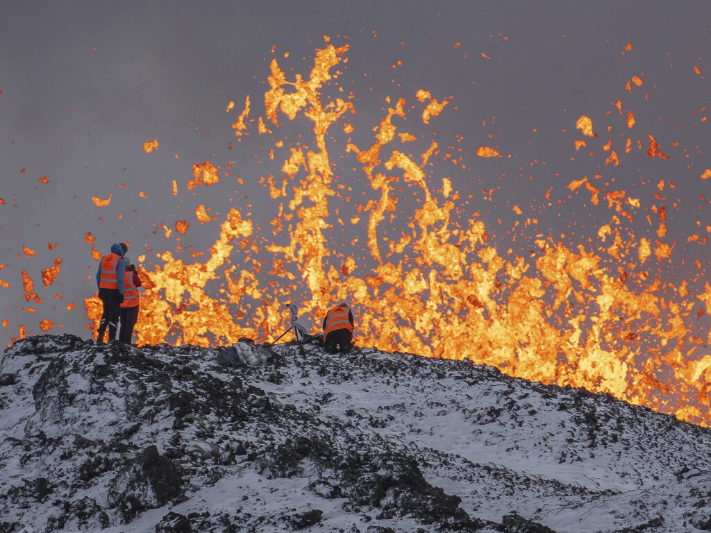 Wissenschaftler der Universitt von Island nehmen Messungen und Proben, whrend sie auf dem Kamm vor dem aktiven Teil der Eruptionsspalte eines aktiven Vulkans in Grindavik  stehen.