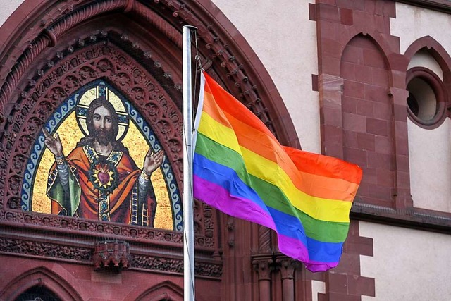 Die Regenbogenfahne weht schon lange an der Herz-Jesu-Kirche im Sthlinger.  | Foto: Thomas Kunz