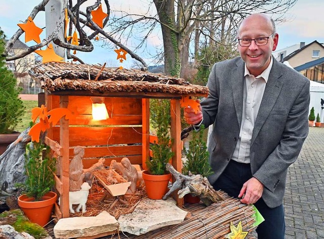 Markus Eichin zeigt eine Krippe auf dem Haslacher Krippenweg.  | Foto: Michael Bamberger