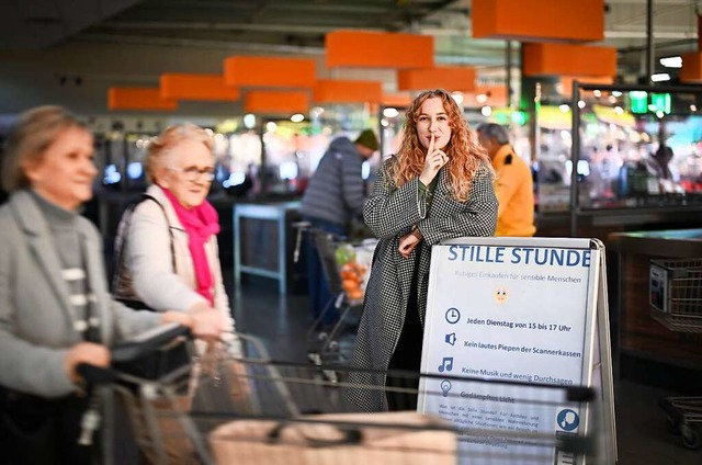 Kathrin Hofer von der Unternehmemensko...hen Moment zwei Schweizerinnen vorbei.  | Foto: Felix Kstle (dpa)