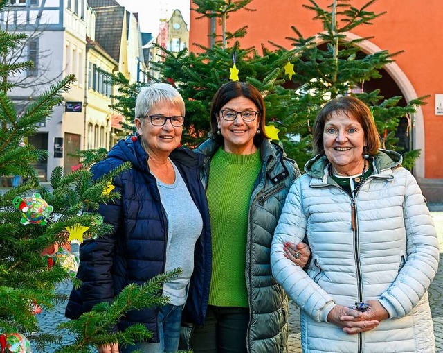 Martina Frle, Marlies Llombart und A...Richter-Klahs  das Singen vorbereitet.  | Foto: Endrik Baublies