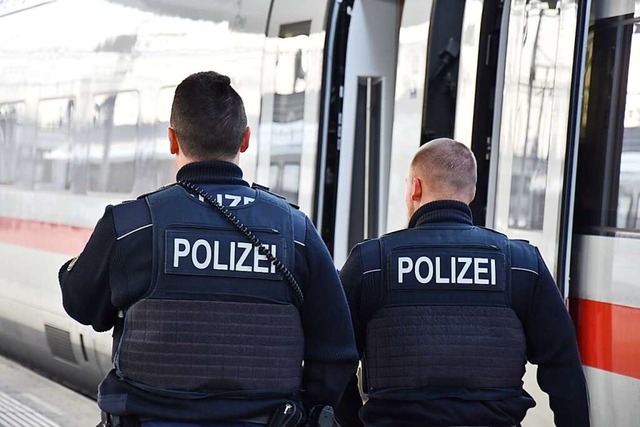 Die Bundespolizei bei einer Kontrolle (Symbolbild)  | Foto: Kathrin Ganter