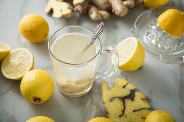 Ingwertee mit Zitrone ist ein w&auml;rmendes Heilmittel gegen Halsschmerzen.  | Foto: Christin Klose/dpa-tmn
