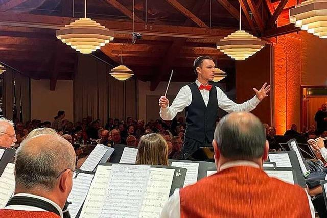 Junger Orchester-Dirigent in Ehrenkirchen: Wenn der Chef 60 Jahre jnger ist