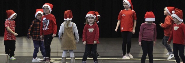 Kleine Nikoluse wirbeln bei der Weihnachtsfeier auf der Bhne herum.  | Foto: Sportfreunde