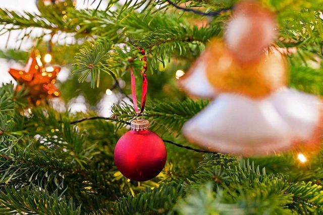 125-mal den schnsten Weihnachtssong h...es Jahres bei Helligkeit kein Problem.  | Foto: Jonas Walzberg (dpa)