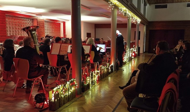 Stimmungsvolle Lichter setzten die Musiker  in Szene.   | Foto: Silvia Schillinger-Teschner