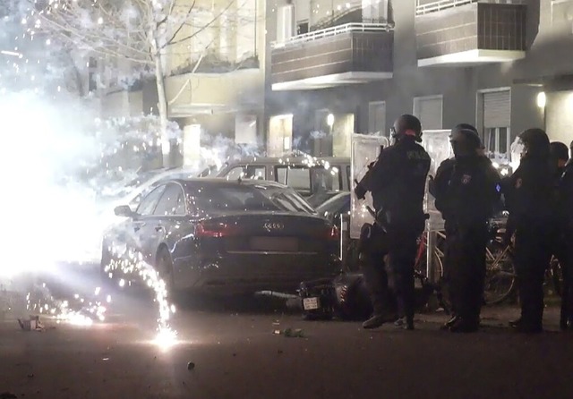 Vor einem Jahr wurden Polizisten in Be... Silvester mit Pyrotechnik beschossen.  | Foto: Julius-Christian Schreiner (dpa)