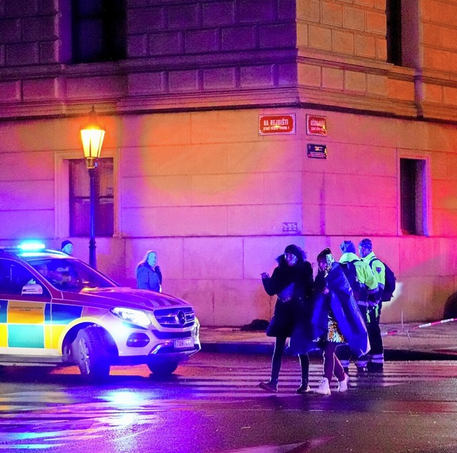 Bis zum Abend wurden Studierende und B...te aus der Karls-Universitt gebracht.  | Foto: Petr David Josek (dpa)