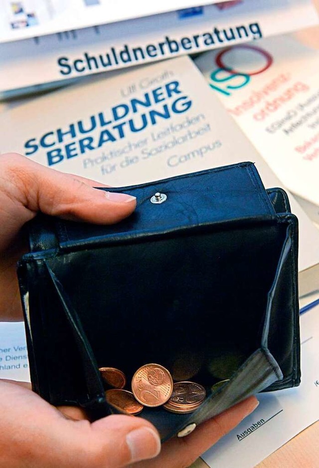 Noch weniger Geld: Die Inflation trifft rmere Haushalte besonders.  | Foto:  DPA Deutsche Presse-Agentur GmbH