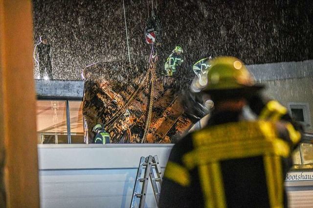 Sturmtief Zoltan deckte in Plderhausen das Feuerwehrgebude ab  | Foto: Jason Tschepljakow (dpa)