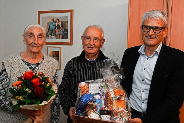 Das Ehepaar Irma und Alexander Maier a...lierte dazu und berreichte Geschenke.  | Foto: Volker Mnch