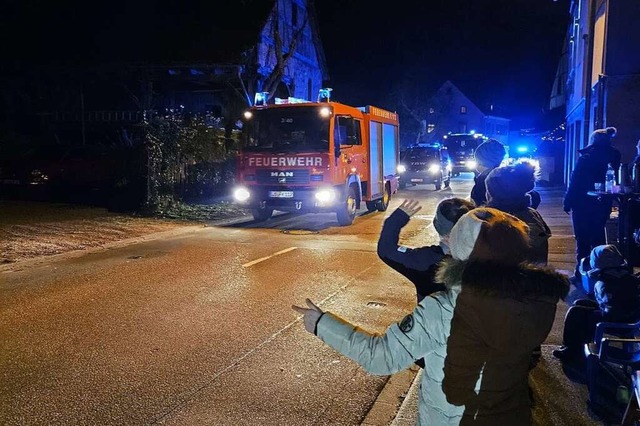Zahlreiche Zuschauer verfolgten in Efr... die Durchfahrt des Blaulicht-Konvois.  | Foto: Feuerwehr Efringen-Kirchen