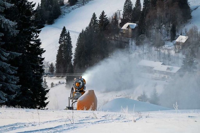 Ohne geht es kaum in einer Wintersaison: Schneekanone am Feldberg  | Foto: Silas Stein