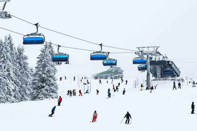 Ausreichend Schnee frs Skifahren wird...andel  das Skivergngen. (Archivbild).  | Foto: Silas Stein (dpa)