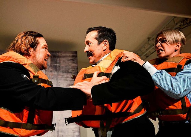 Wer darf ins Rettungsboot? Thomas Kupc...es Foggin und Chris Meiser (von links)  | Foto: Manuel Kreitmeier 