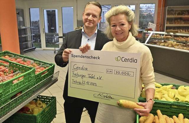 Annette Theobald von der Tafel mit Dieter Feldmann von Cerdia  | Foto: Michael Bamberger