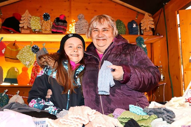 Sabine Skibba und ihre Enkelin Mia war...rickten Sckchen, Stulpen oder Mtzen.  | Foto: Martha Weishaar