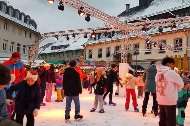 Die Emmendinger Eisbahn auf dem Marktplatz ist wieder ein Besuchermagnet